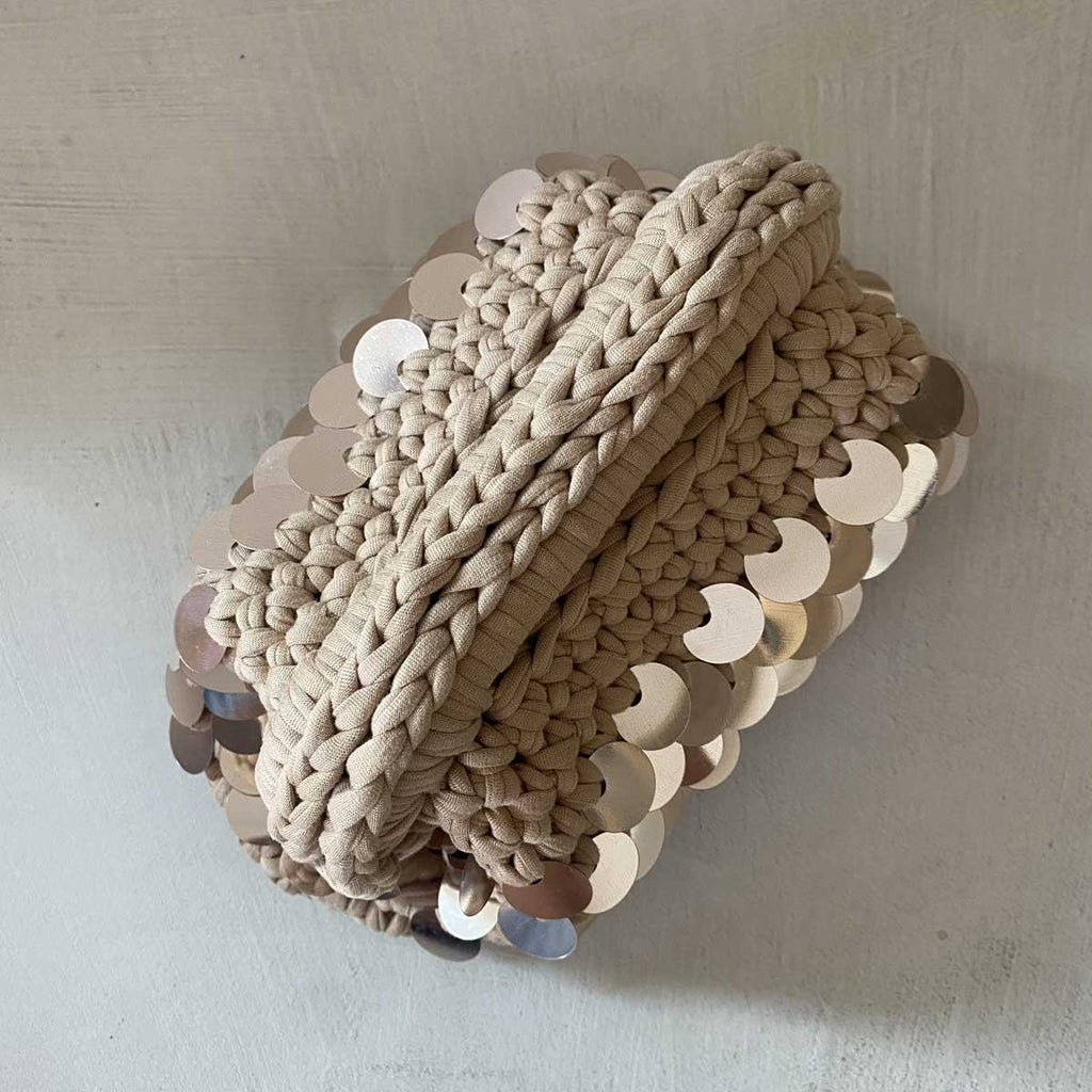 Clutch bag all'uncinetto con paillettes oro