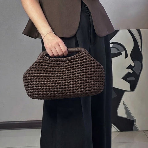Clutch all'uncinetto in pelle marrone