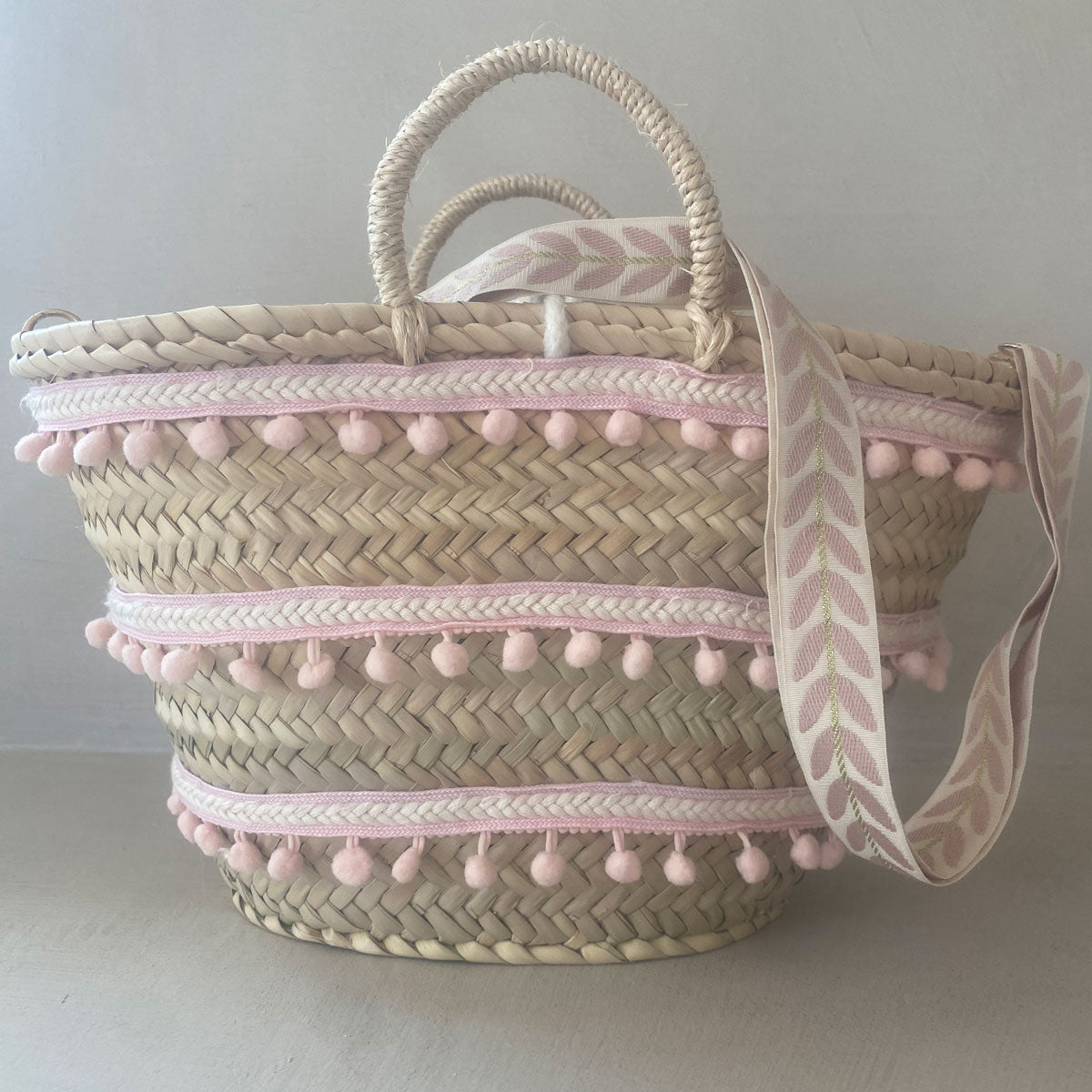 Coffa siciliana decorata borsa in paglia personalizzata con iniziale e pon pom rosa
