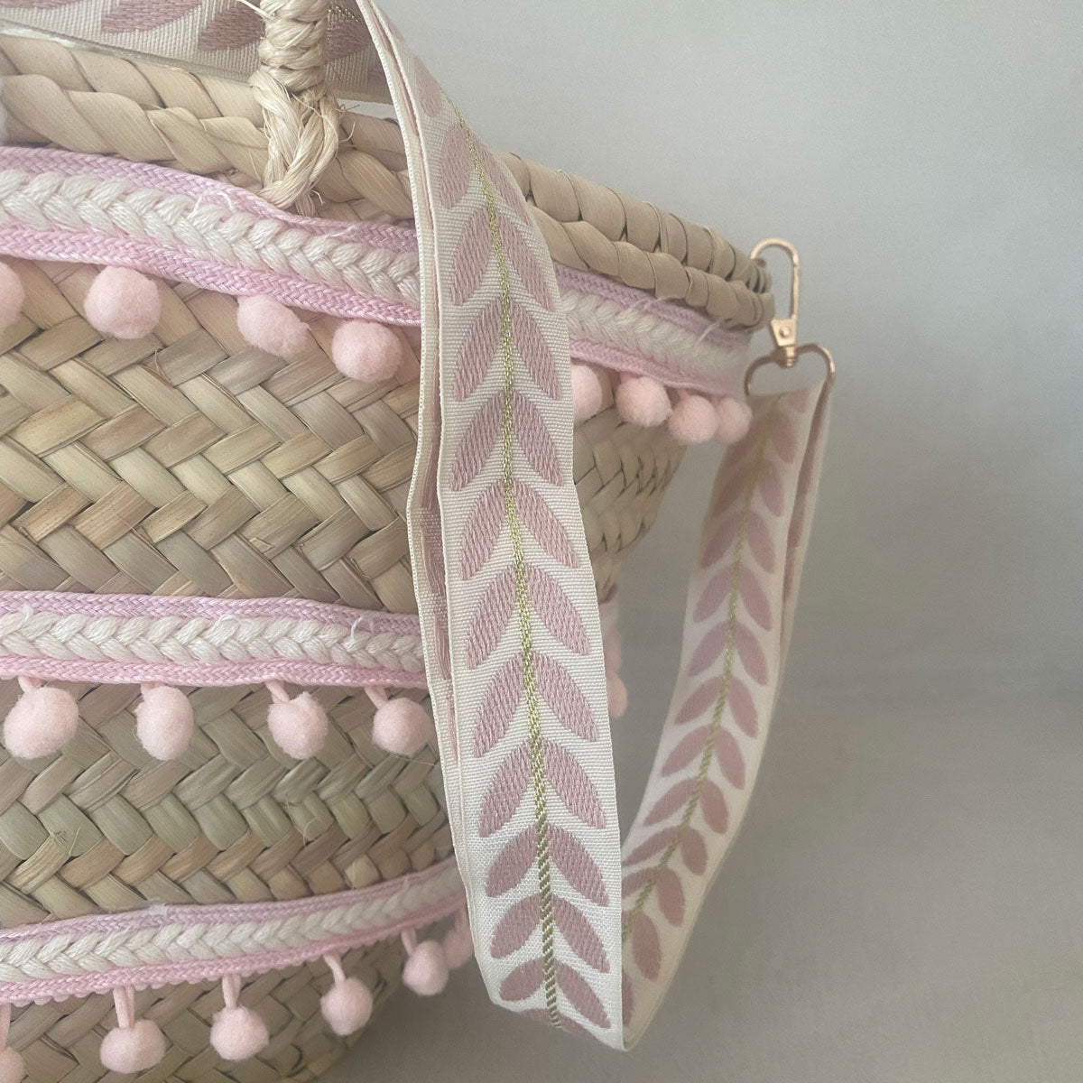Coffa siciliana decorata borsa in paglia personalizzata con iniziale e pon pom rosa
