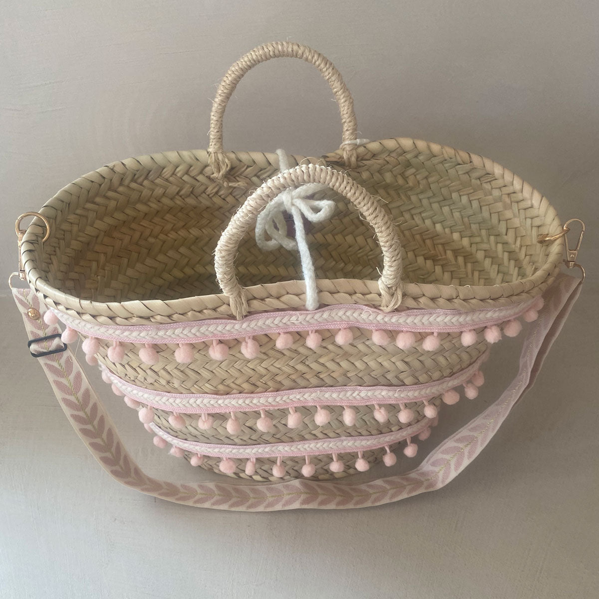 Coffa siciliana decorata borsa in paglia personalizzata con iniziale e pon pom rosa