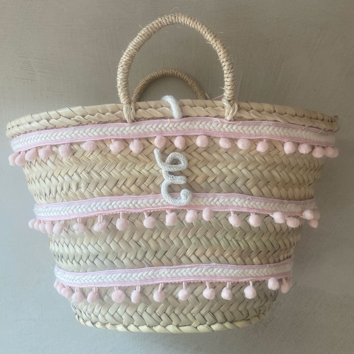 Coffa siciliana decorata borsa in paglia personalizzata con iniziale e pon pom rosa
