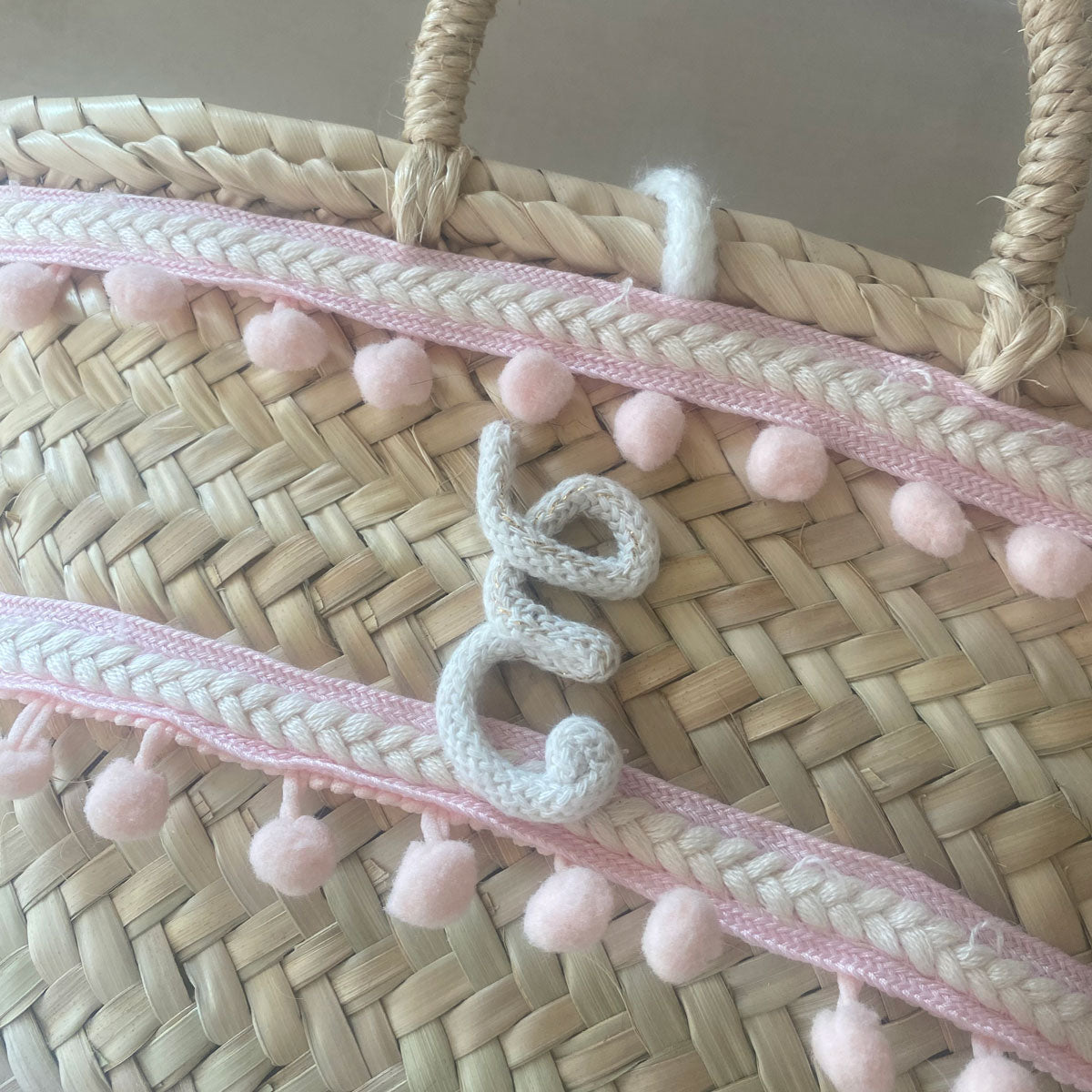 Coffa siciliana decorata borsa in paglia personalizzata con iniziale e pon pom rosa