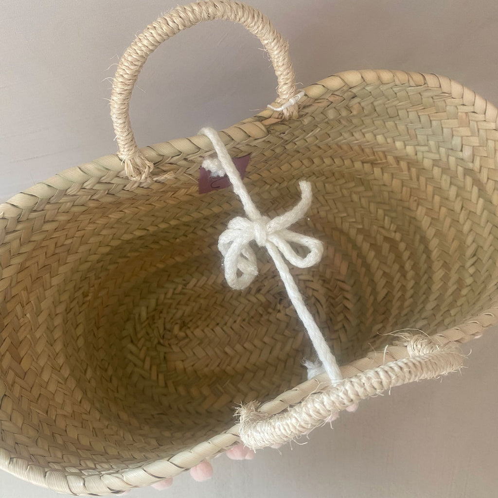 Coffa siciliana decorata borsa in paglia personalizzata con iniziale e pon pom rosa