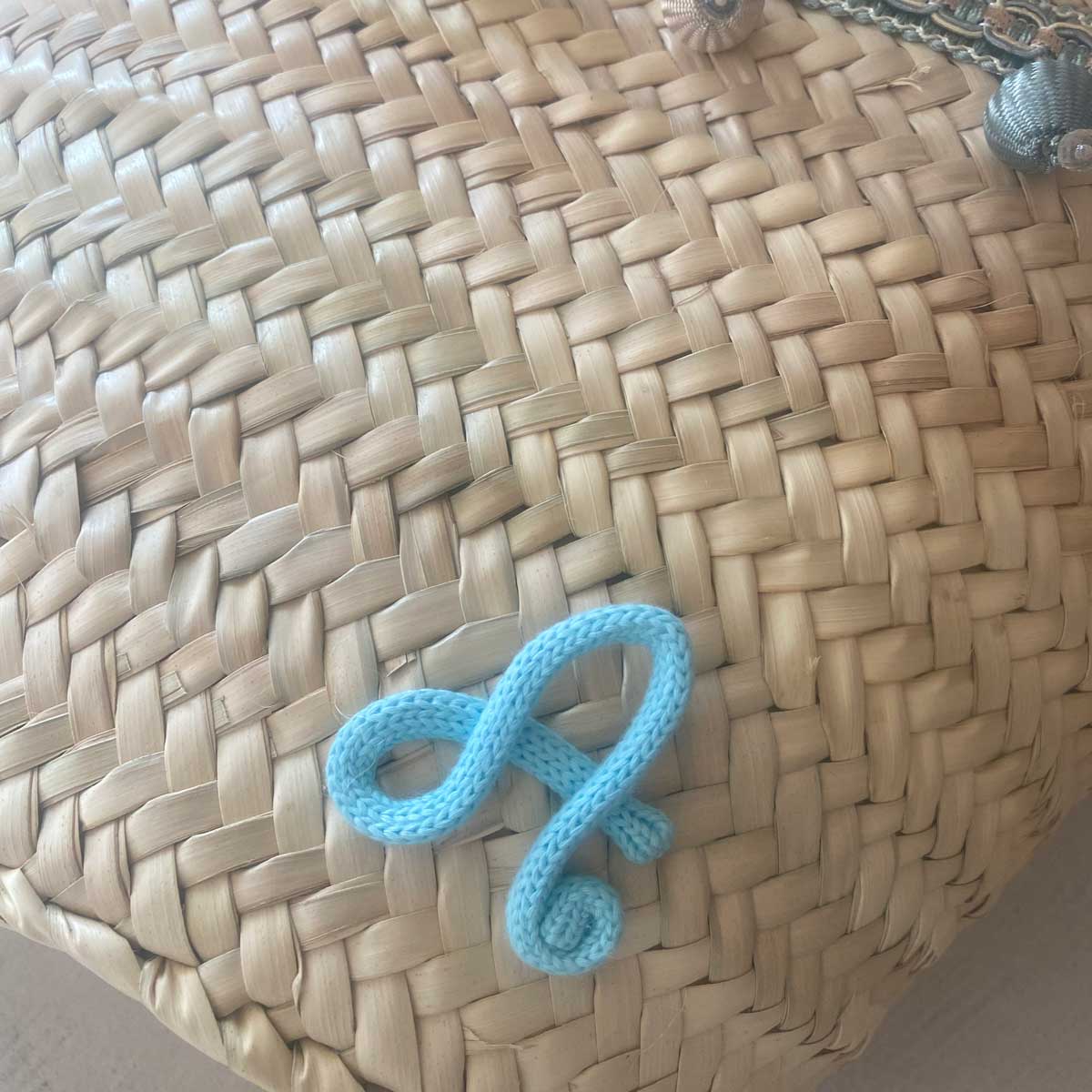 Coffa siciliana decorata borsa in paglia personalizzata con iniziale e pon pom turchesi