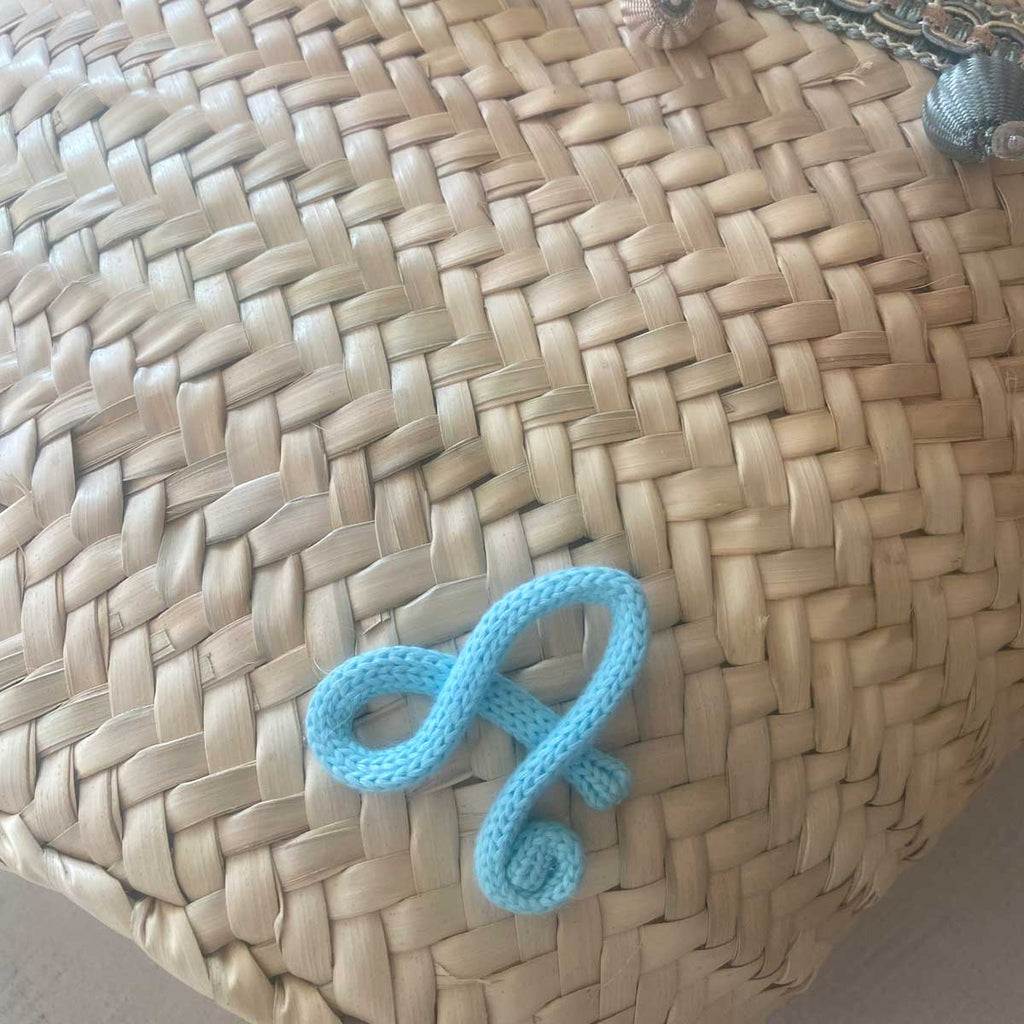 Coffa siciliana decorata borsa in paglia personalizzata con iniziale e pon pom turchesi