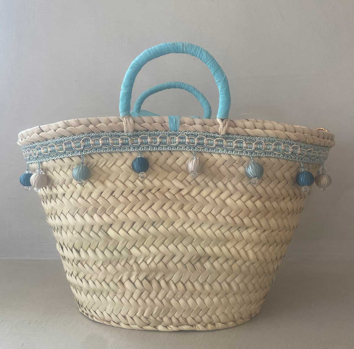Coffa siciliana decorata borsa in paglia personalizzata con iniziale e pon pom turchesi
