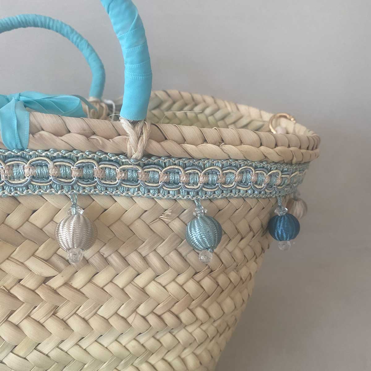Coffa siciliana decorata borsa in paglia personalizzata con iniziale e pon pom turchesi