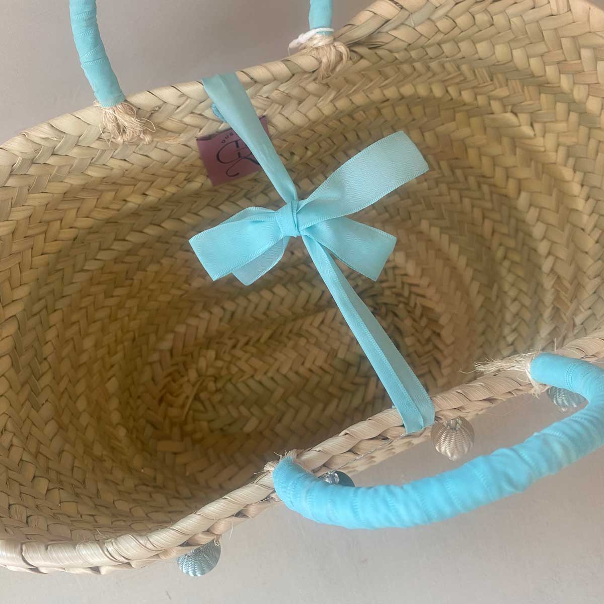 Coffa siciliana decorata borsa in paglia personalizzata con iniziale e pon pom turchesi