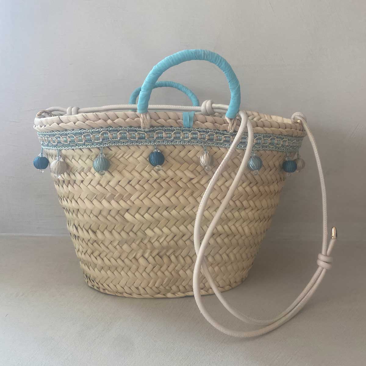 Coffa siciliana decorata borsa in paglia personalizzata con iniziale e pon pom turchesi