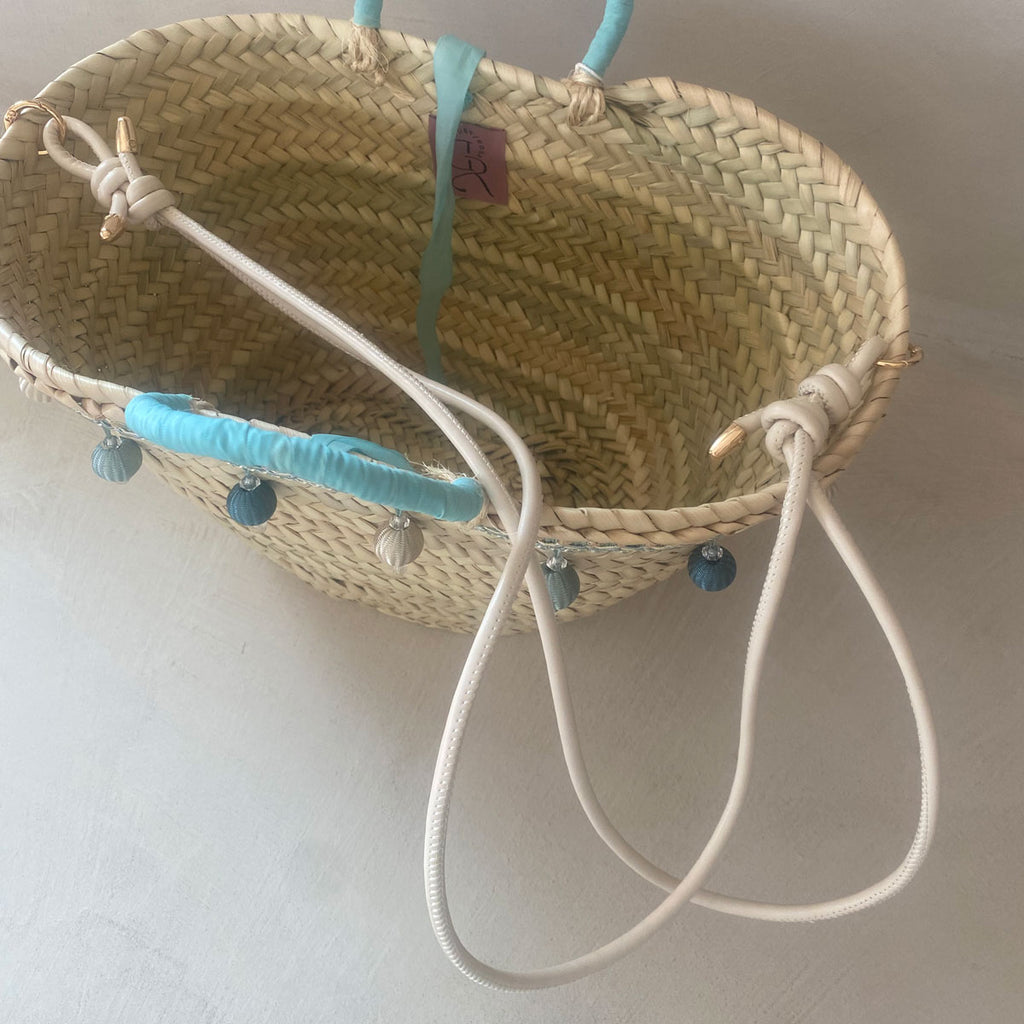 Coffa siciliana decorata borsa in paglia personalizzata con iniziale e pon pom turchesi