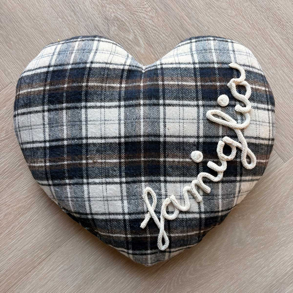 Cuscino a forma di cuore tartan blu con nome personalizzato