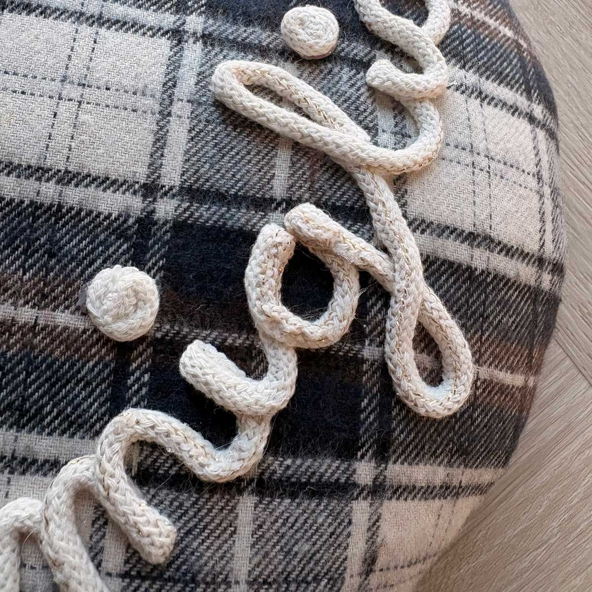 Cuscino a forma di cuore tartan blu con nome personalizzato