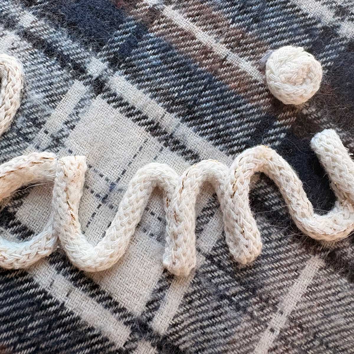 Cuscino a forma di cuore tartan blu con nome personalizzato
