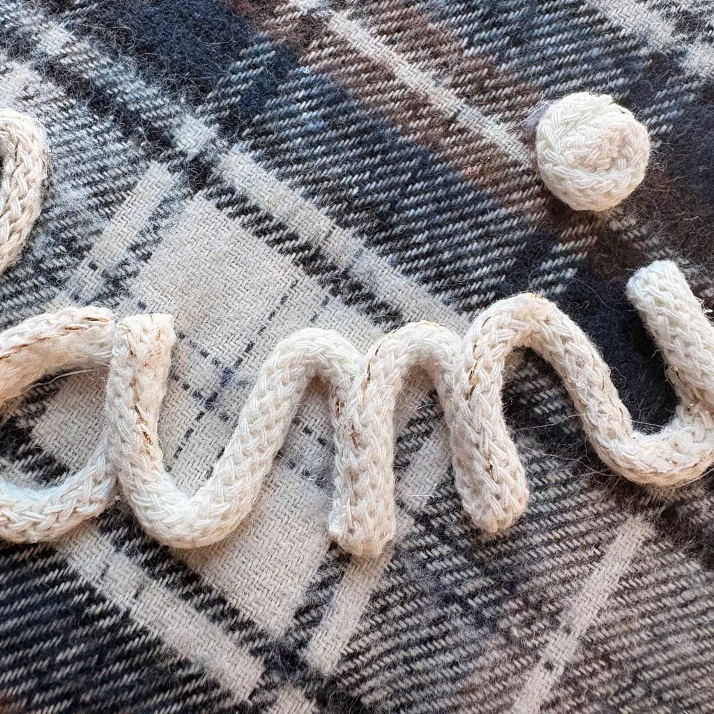 Cuscino a forma di cuore tartan blu con nome personalizzato
