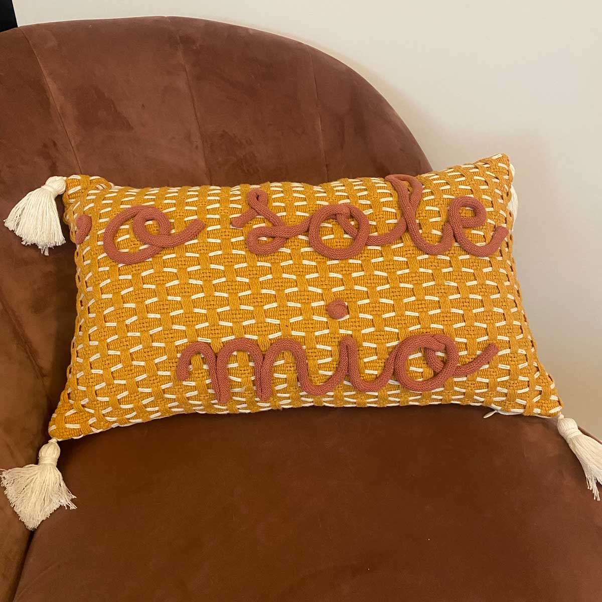 Cuscino giallo senape con nome o scritta personalizzata