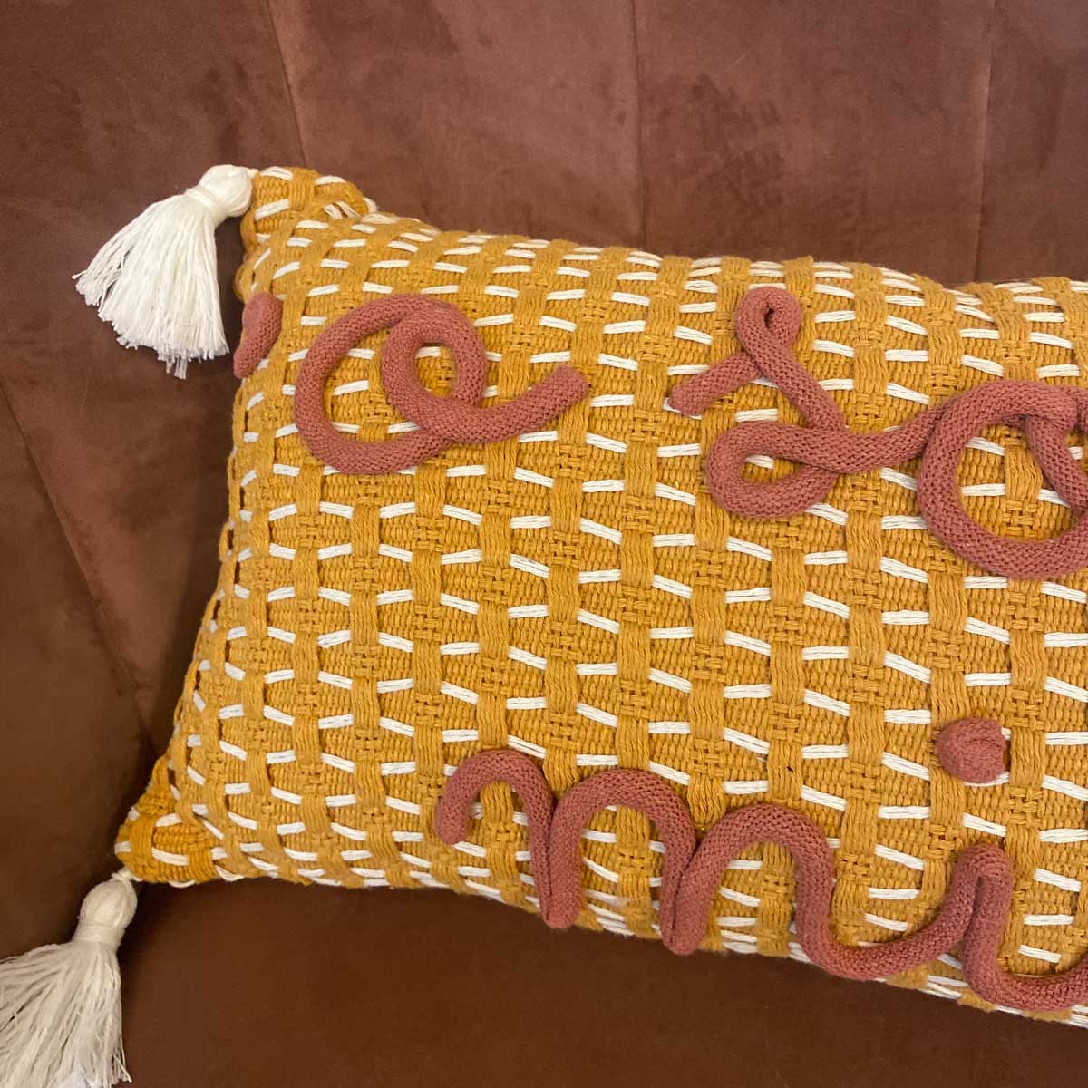 Cuscino giallo senape con nome o scritta personalizzata