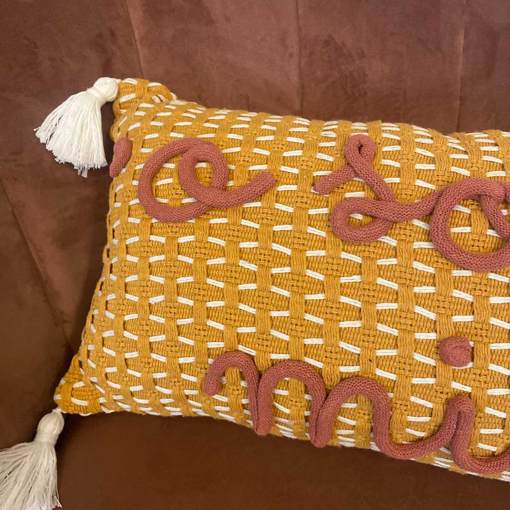 Cuscino giallo senape con nome o scritta personalizzata