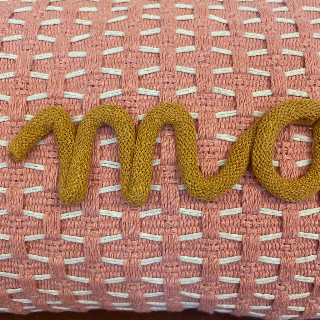 Cuscino con nappe rosa pesca con nome o scritta personalizzata ricamata