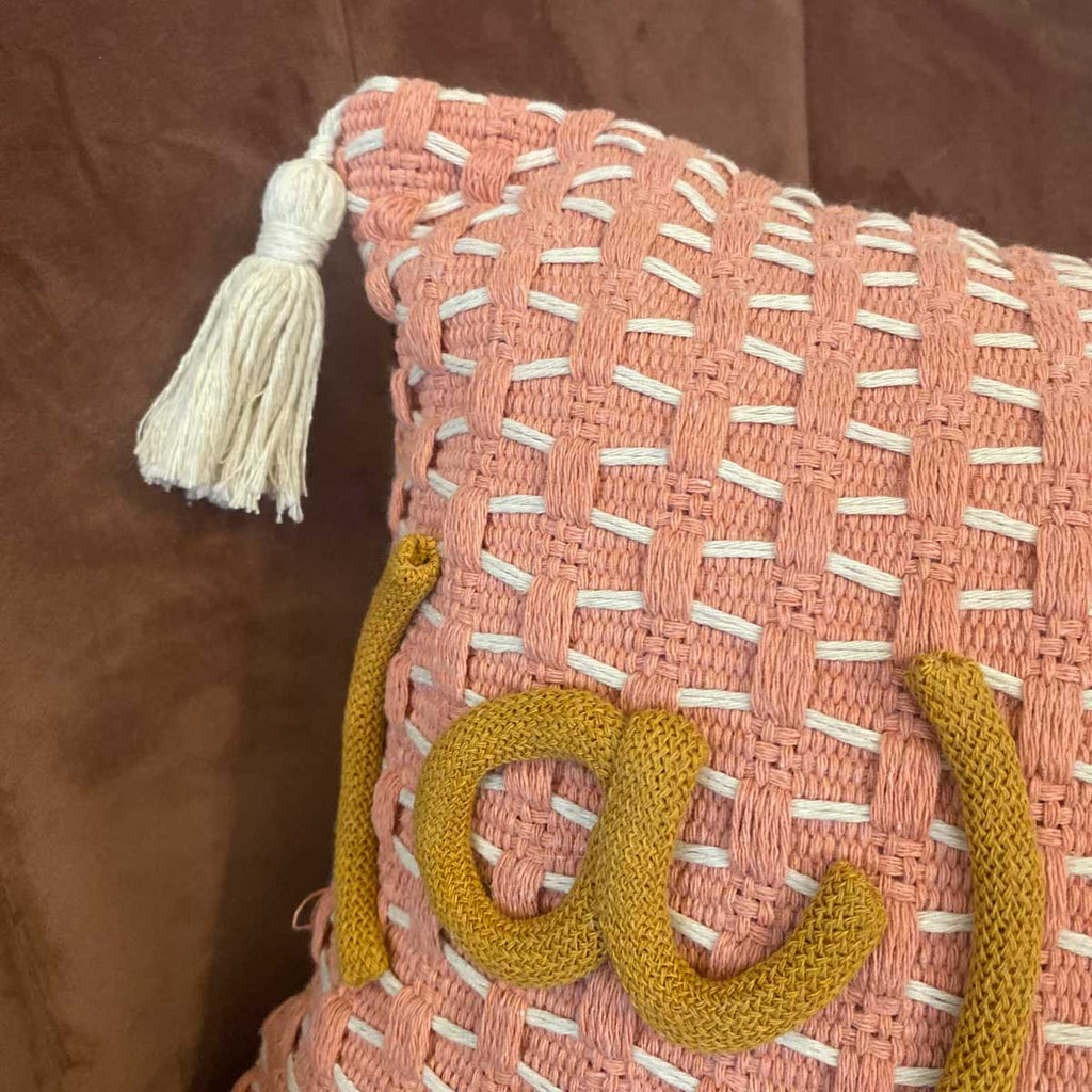 Cuscino con nappe rosa pesca con nome o scritta personalizzata ricamata