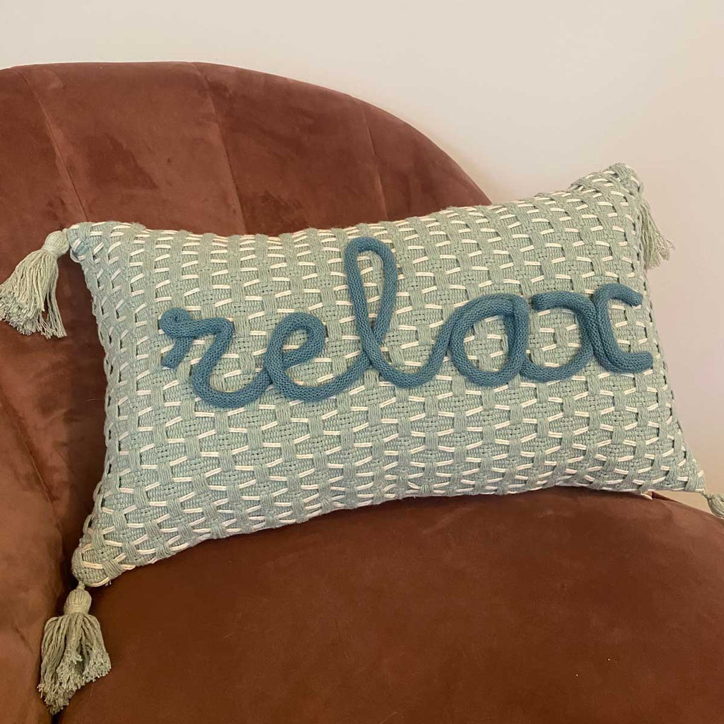 Cuscino con nappe verde menta con nome o scritta personalizzata ricamata