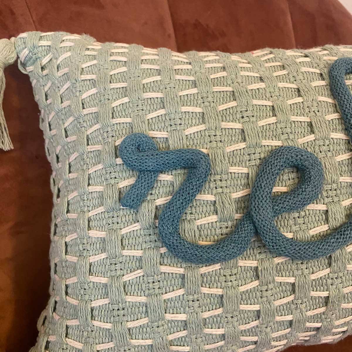 Cuscino con nappe verde menta con nome o scritta personalizzata ricamata