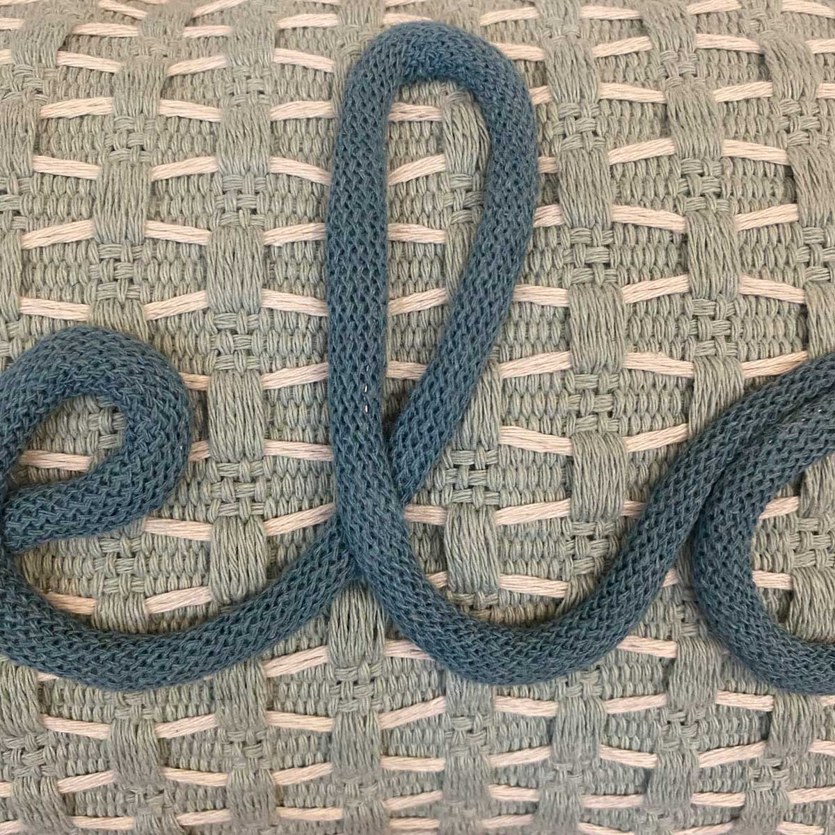Cuscino con nappe verde menta con nome o scritta personalizzata ricamata