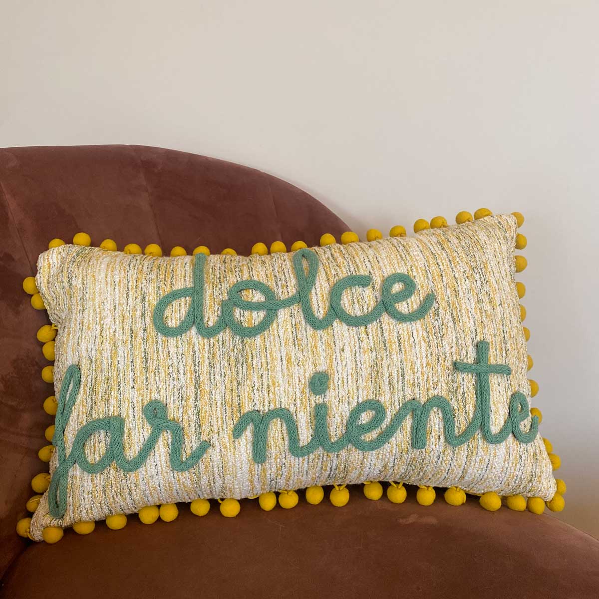 Cuscino giallo con pon pom con nome o scritta personalizzata ricamata