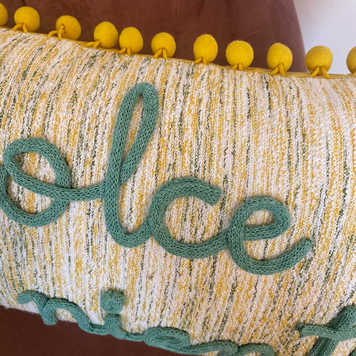 Cuscino giallo con pon pom con nome o scritta personalizzata ricamata
