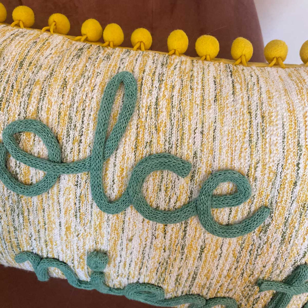 Cuscino giallo con pon pom con nome o scritta personalizzata ricamata