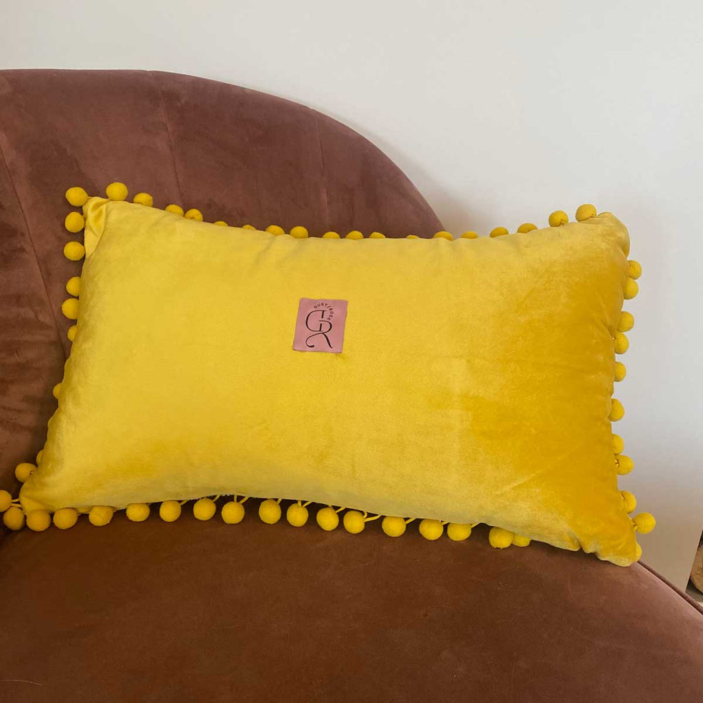 Cuscino giallo con pon pom con nome o scritta personalizzata ricamata