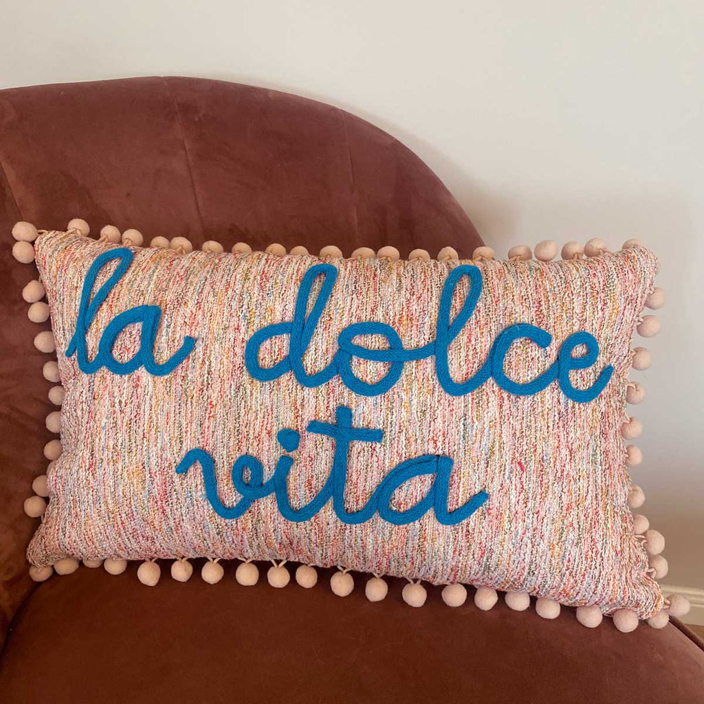 Cuscino rosa con pon pom con nome o scritta personalizzata ricamata