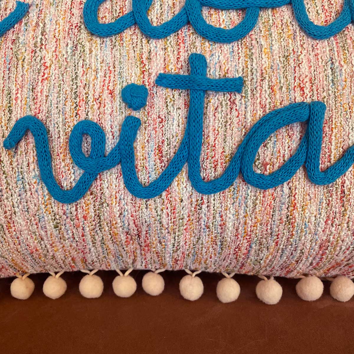 Cuscino rosa con pon pom con nome o scritta personalizzata ricamata