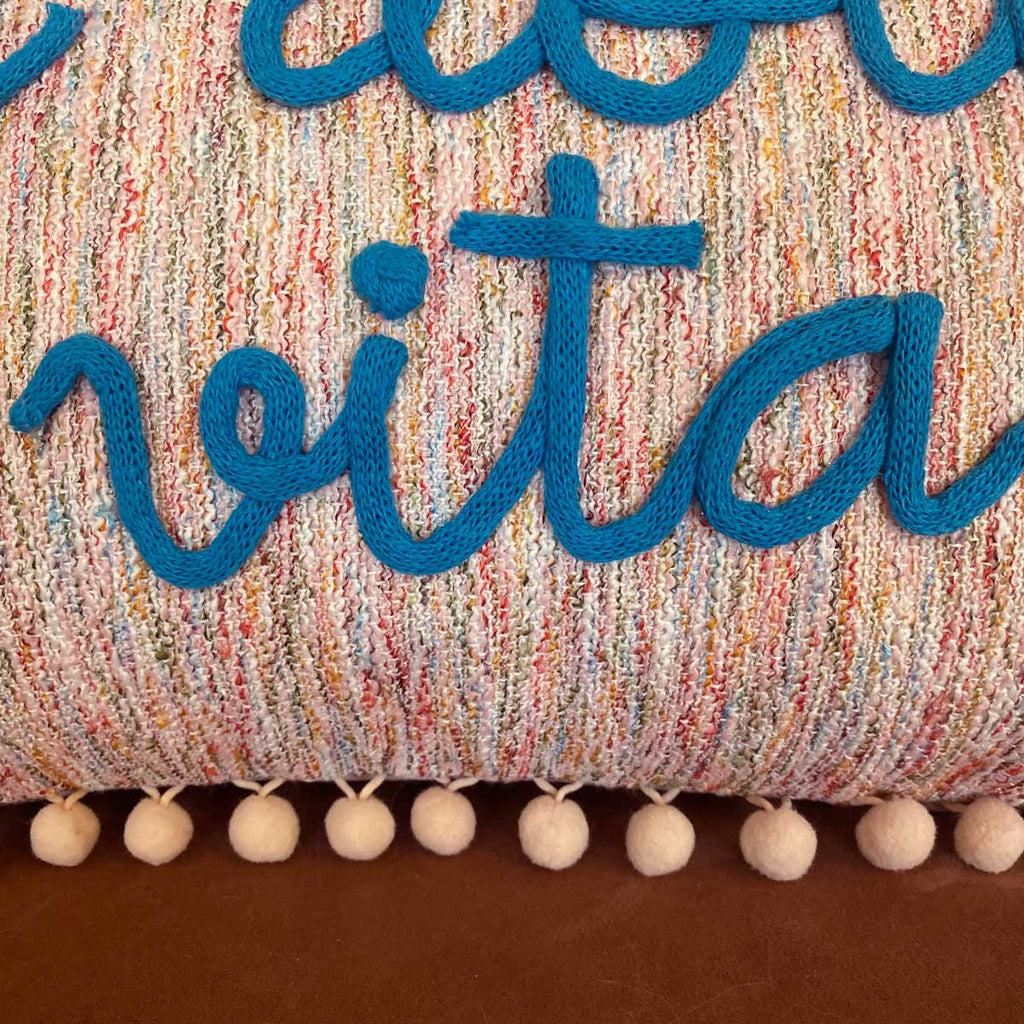 Cuscino rosa con pon pom con nome o scritta personalizzata ricamata