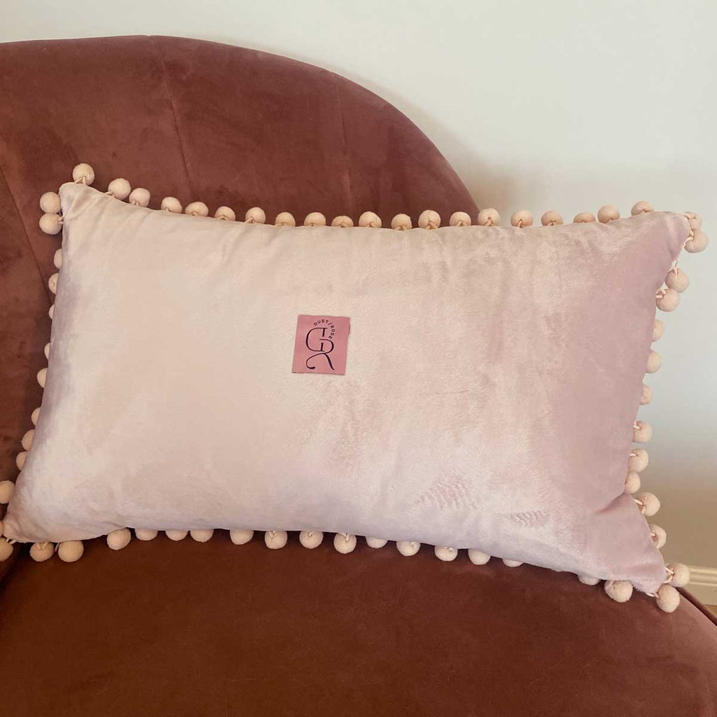 Cuscino rosa con pon pom con nome o scritta personalizzata ricamata