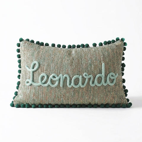 Cuscino verde con pon pom con nome o scritta personalizzata ricamata