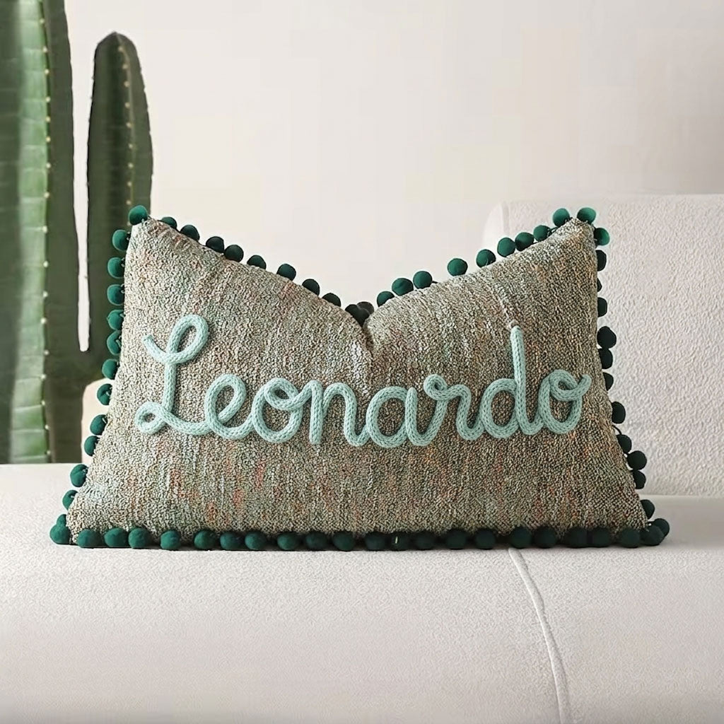 Cuscino verde con pon pom con nome o scritta personalizzata ricamata