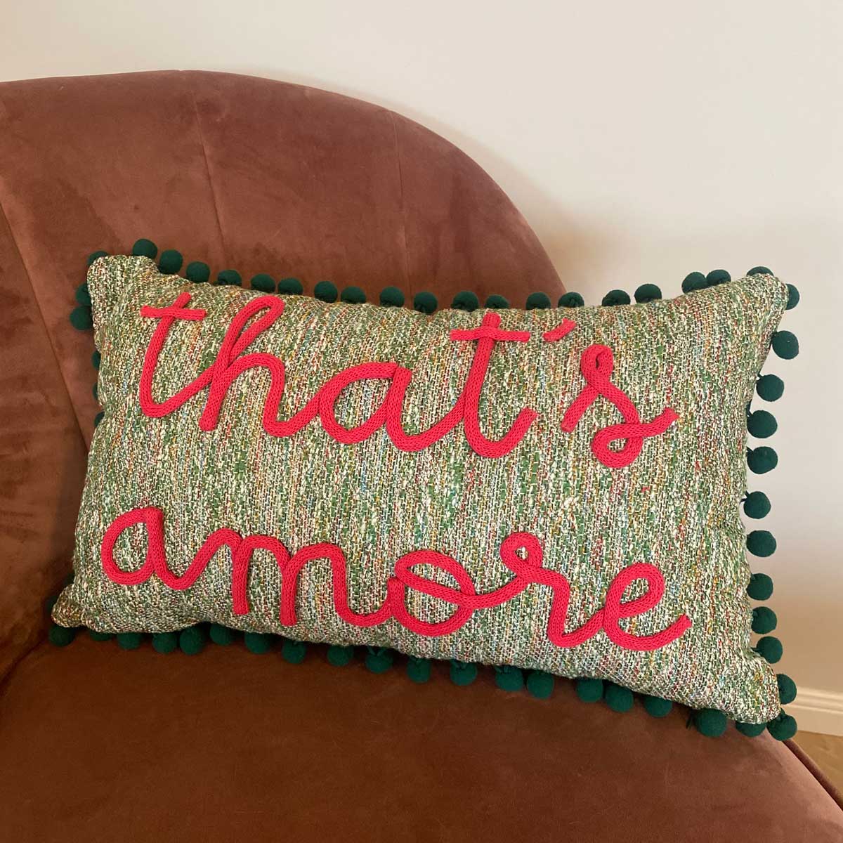 Cuscino verde con pon pom con nome o scritta personalizzata ricamata