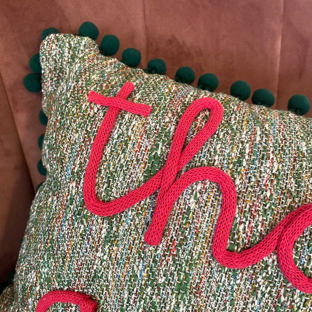 Cuscino verde con pon pom con nome o scritta personalizzata ricamata
