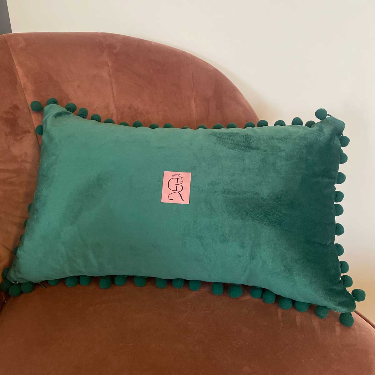 Cuscino verde con pon pom con nome o scritta personalizzata ricamata