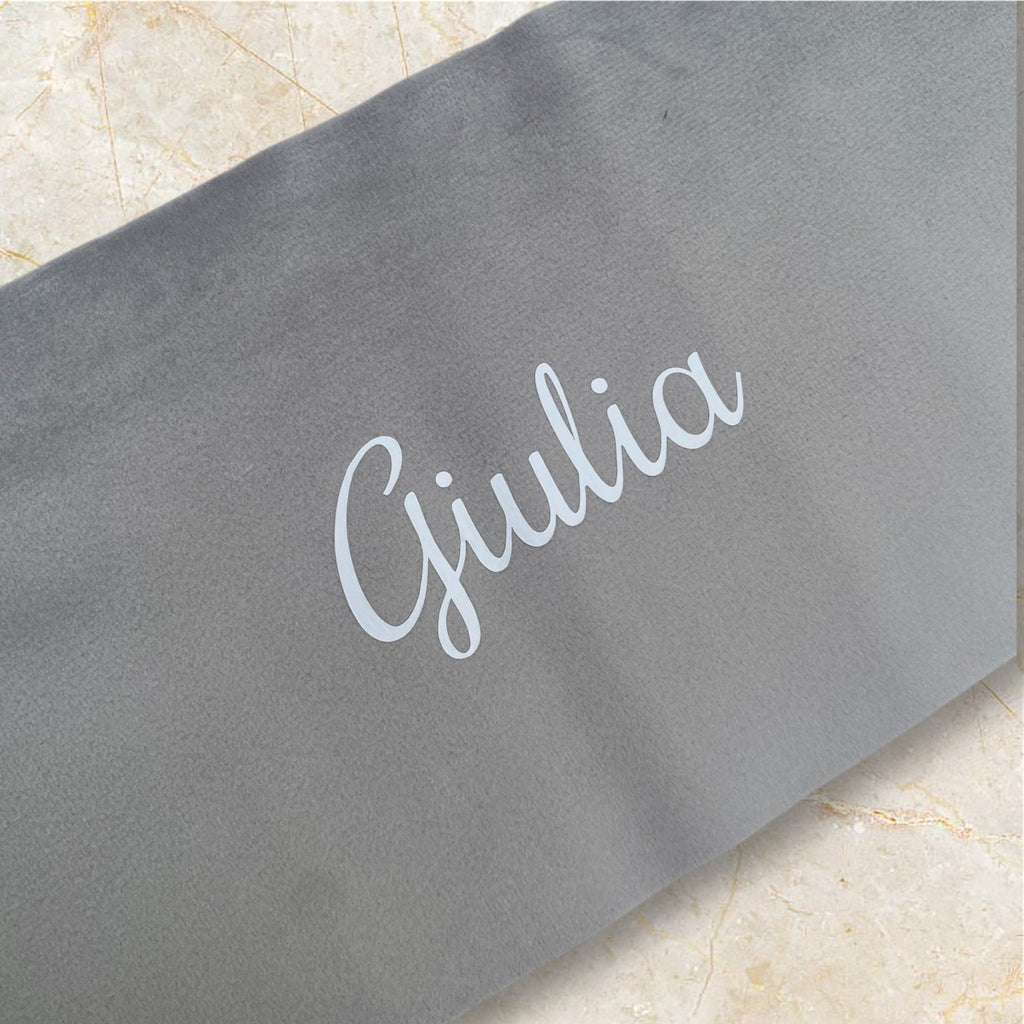 Cuscino Personalizzato a Forma di Lettera Alfabeto Iniziale In Velluto Grigio