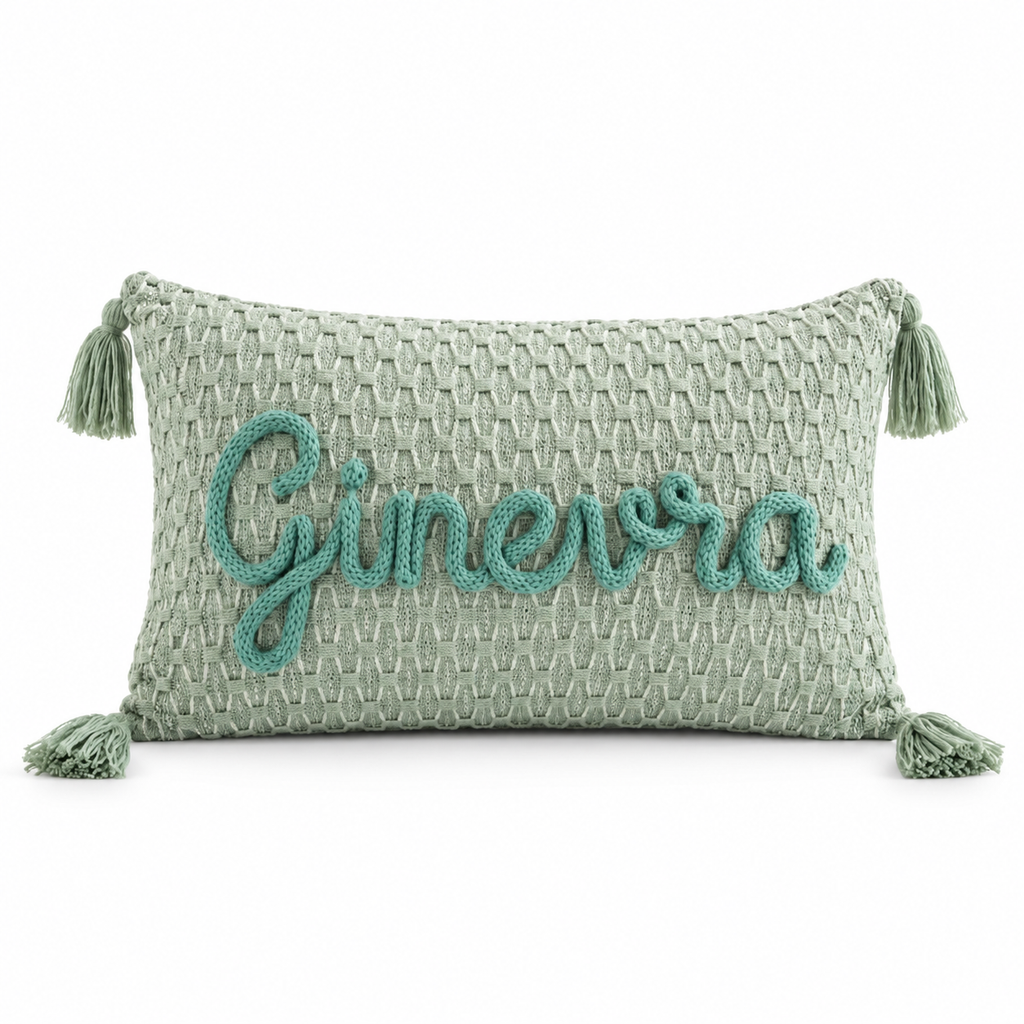 Cuscino con nappe verde menta con nome o scritta personalizzata ricamata