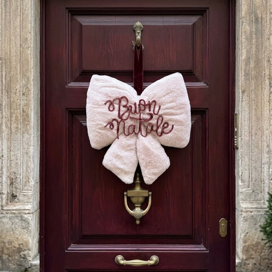 fiocco natalizio personalizzato in peluche con scritta in tricottino e stelle in legno con nomi