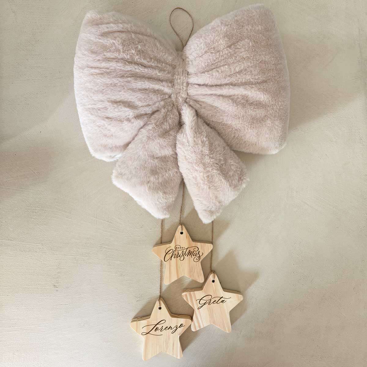 fiocco natalizio personalizzato in peluche con scritta in tricottino e stelle in legno con nomi