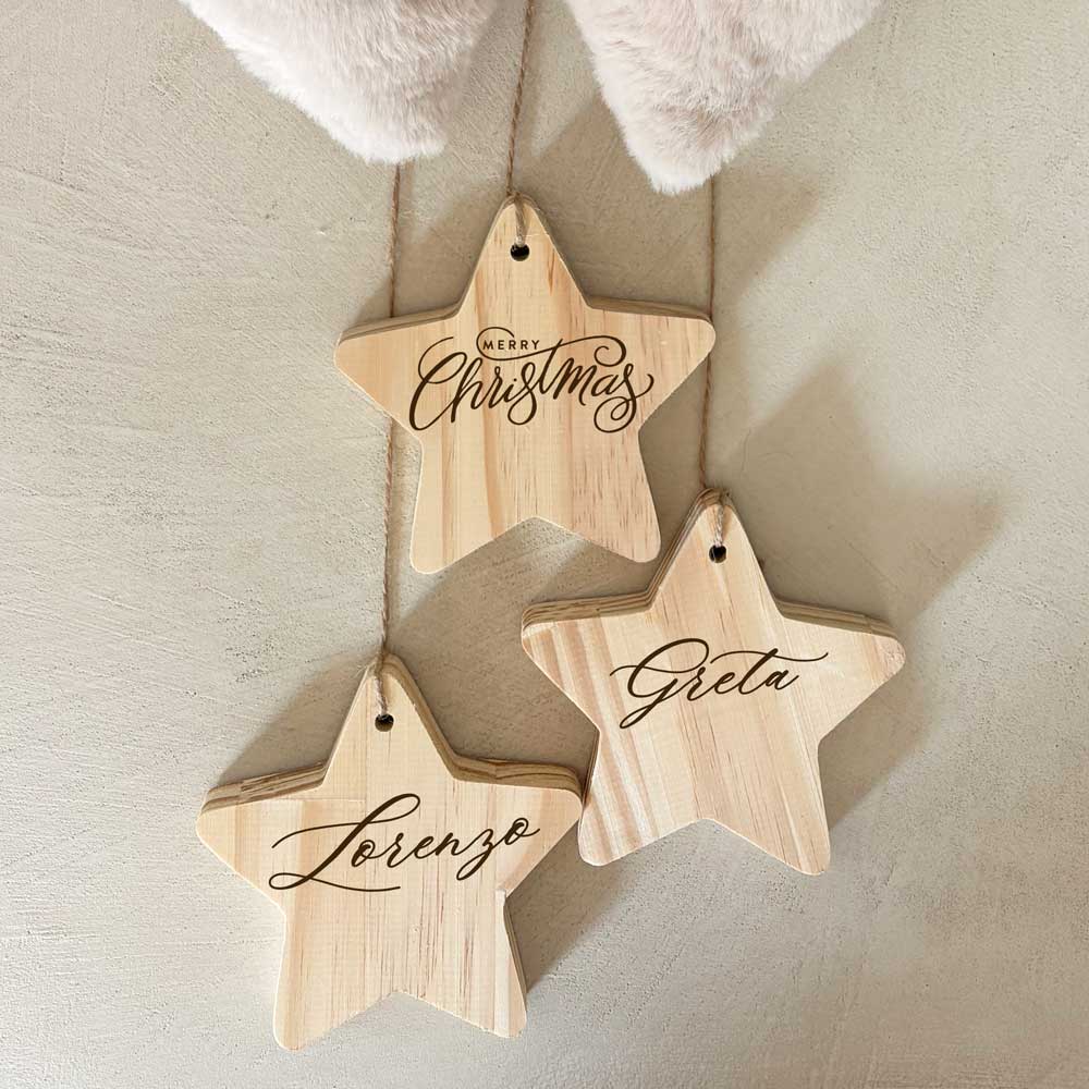 fiocco natalizio personalizzato in peluche con scritta in tricottino e stelle in legno con nomi