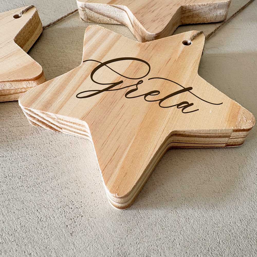 fiocco natalizio personalizzato in peluche con scritta in tricottino e stelle in legno con nomi