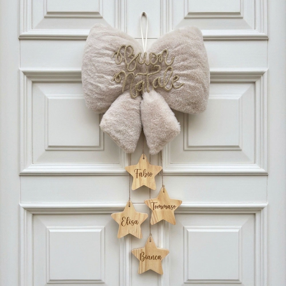 fiocco natalizio personalizzato in peluche con scritta in tricottino e stelle in legno con nomi