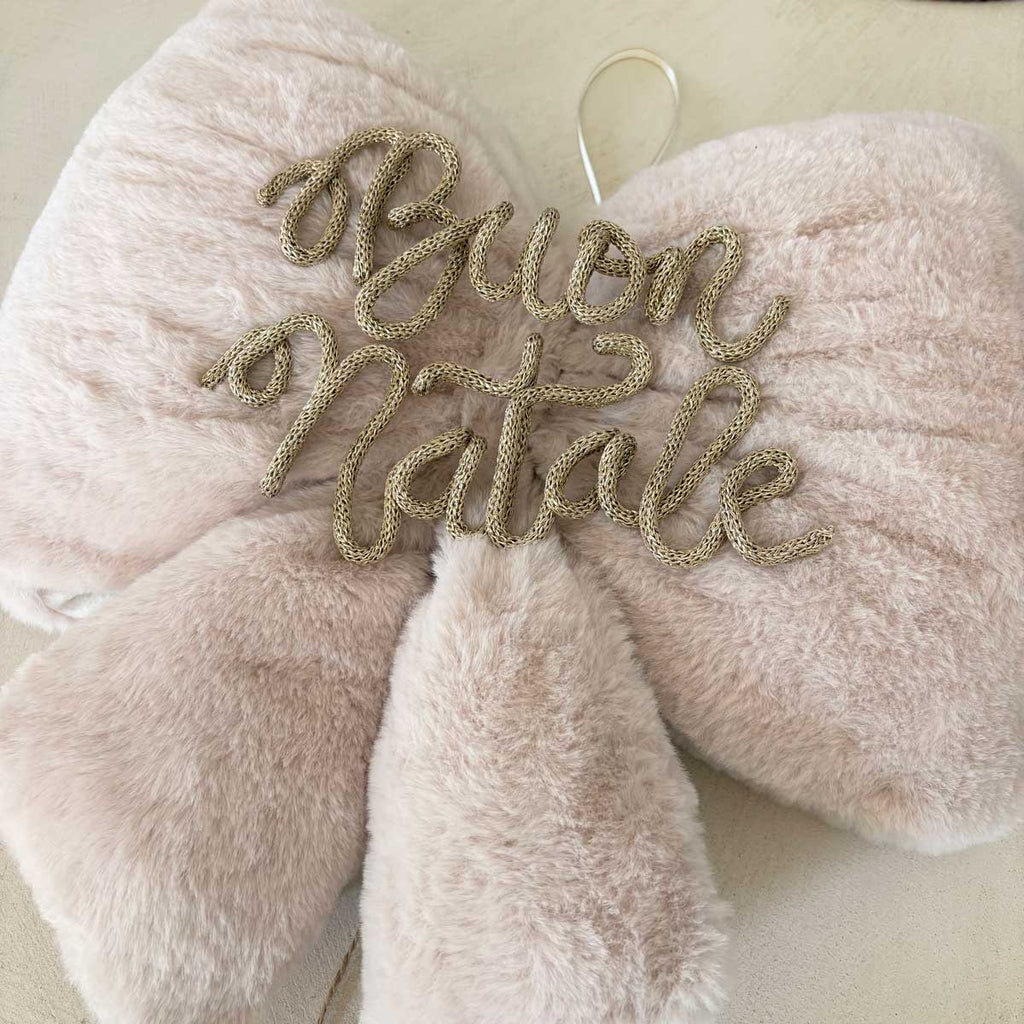 fiocco natalizio personalizzato in peluche con scritta in tricottino e stelle in legno con nomi