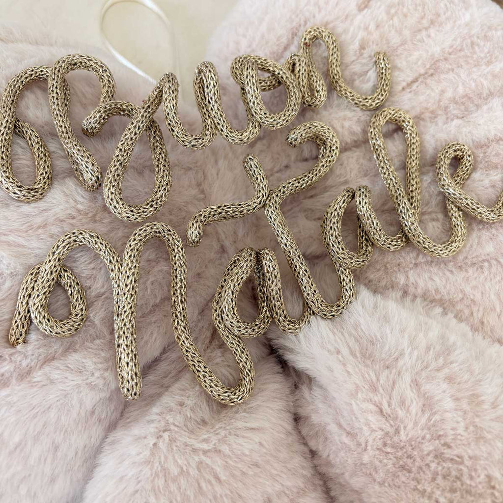 fiocco natalizio personalizzato in peluche con scritta in tricottino e stelle in legno con nomi