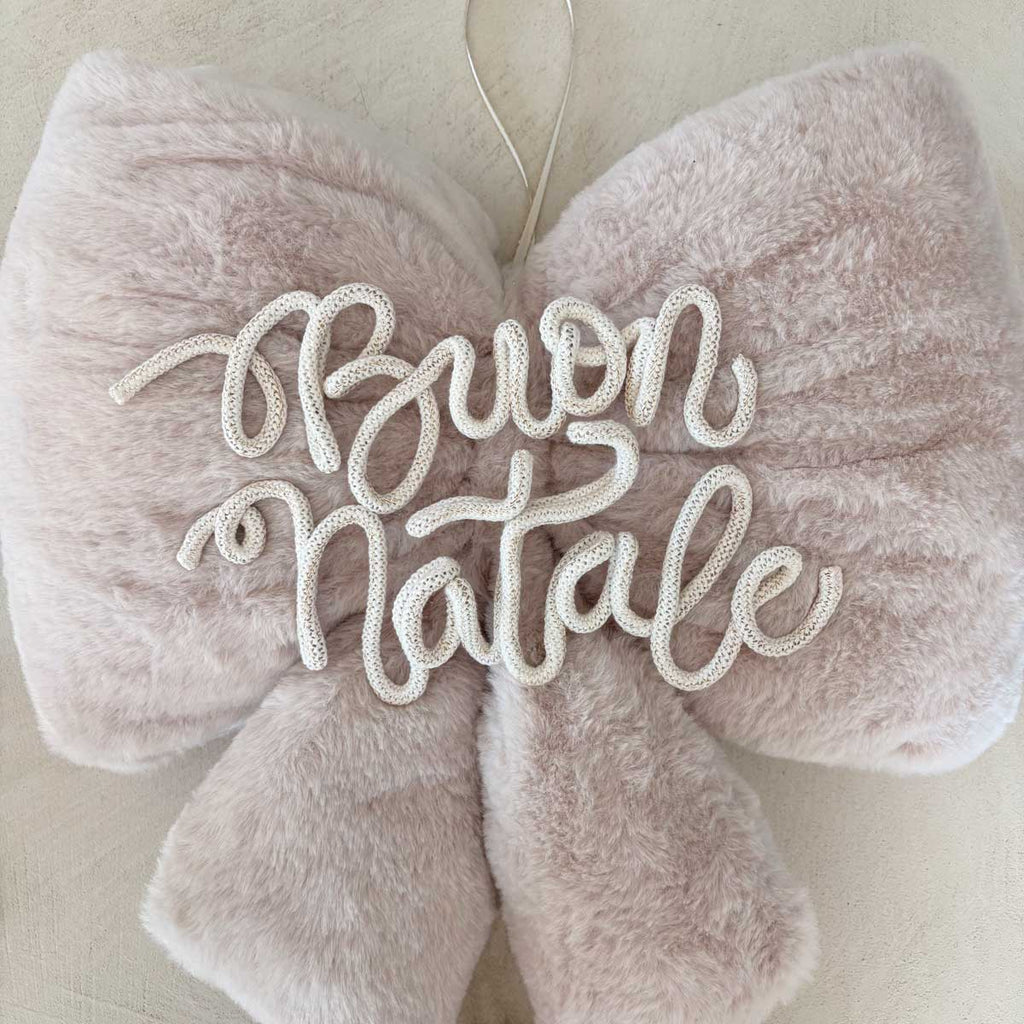 fiocco natalizio personalizzato in peluche con scritta in tricottino e stelle in legno con nomi